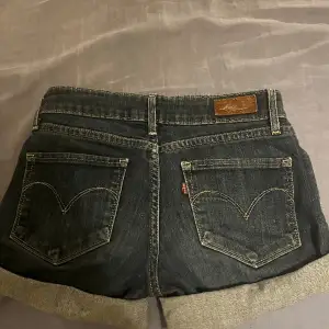 Lågmidjade vintage Levis shorts! 