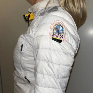 Parajumer jacka  - Super snygg parajumer jacka perfekt till våren!! Aldrig kommit till användning därför säljer jag. Nypris ≈ 5000 kr!!