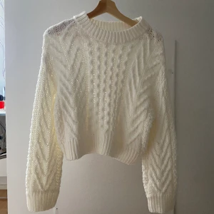 Stickad tröja  - Jätte fin och varm tröja från Gina tricot. Använt fåtal gånger därför säljer jag. Passar XS-M. Bra skick!🤍