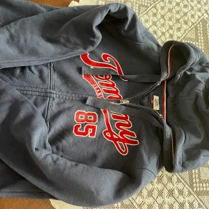 Mjukisjacka med dragkedja Tommy Hilfiger - Go mjukisjacka med luva från Tommy Hilfiger. Storlek L 100:- exkl. frakt