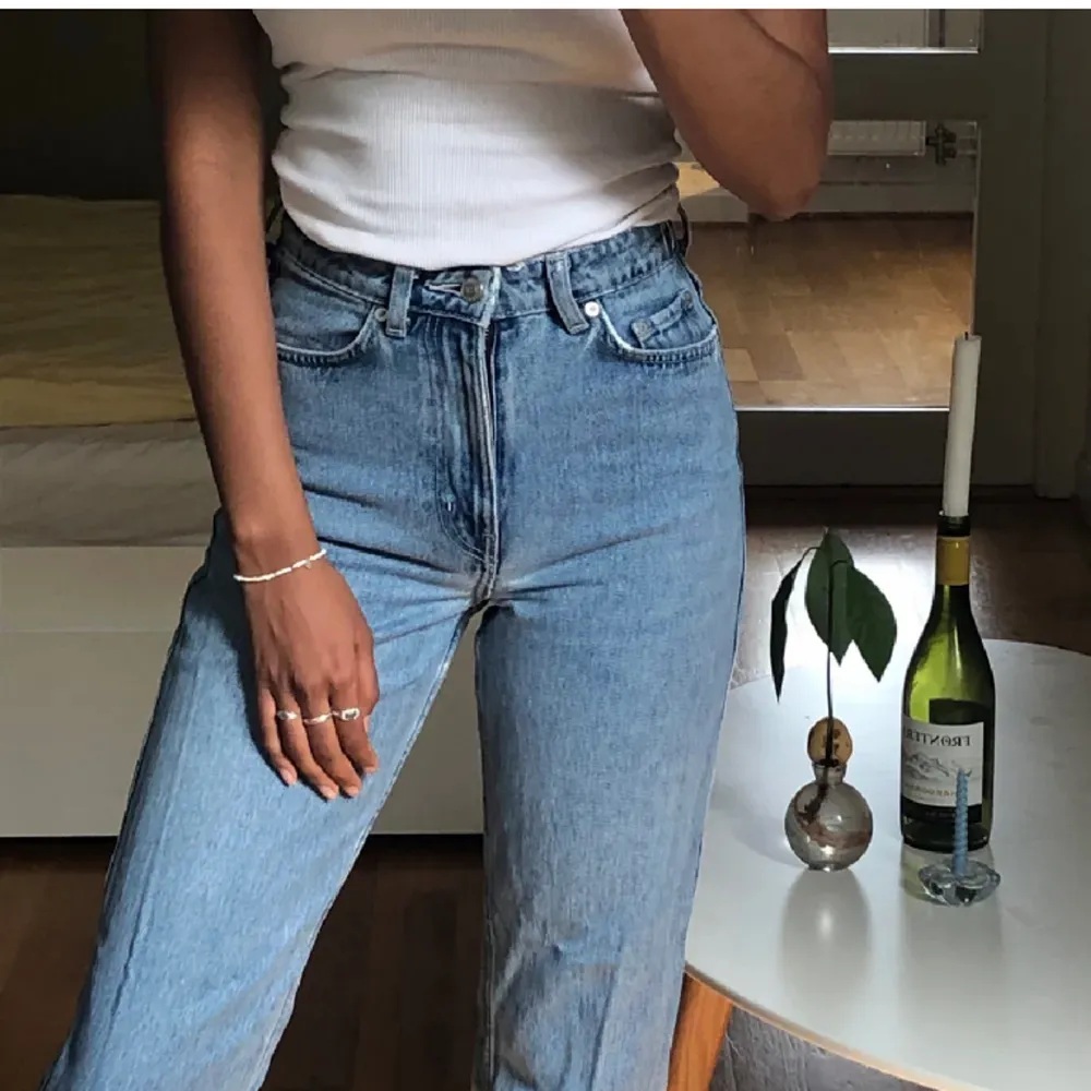 Straight leg jeans från weekday i modellen ”rowe”. Färgen på jeansen är ”Sky blue”. Bortsett från slitna kanter längst midjan är de i gott skick (bild 3). Köparen står för eventuell frakt! . Jeans & Byxor.