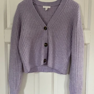 Stickad kofta  - Stickad lila kofta ifrån Hm  Väldigt bra skick