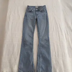 Fina jeans från lager157. Använda, tyvärr så är de för korta för mig (168cm).Storlek xxs, short length. Nypris 400 kr.
