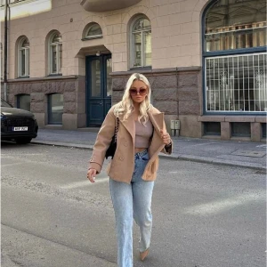 Vårjacka /kappa - Säljer denna superfina kappa från Designbysi, Perfekt inför våren! Köpt för ca 760kr. Hör av er vid frågor.