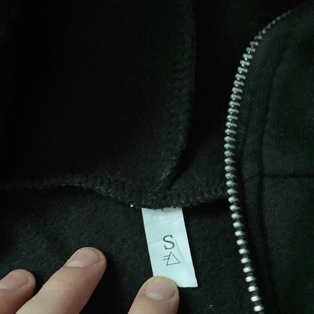 Hej. Säljer denna 4Tune hoodie då den är väldigt stor för att vara S. Helt oanvänd ( väldigt bra Kopia). Den är S men passar M. Hoodies.