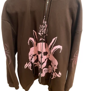 Emo cyber y2k hoodie  - Alla stenarna sitter kvar. OVERSIZED 