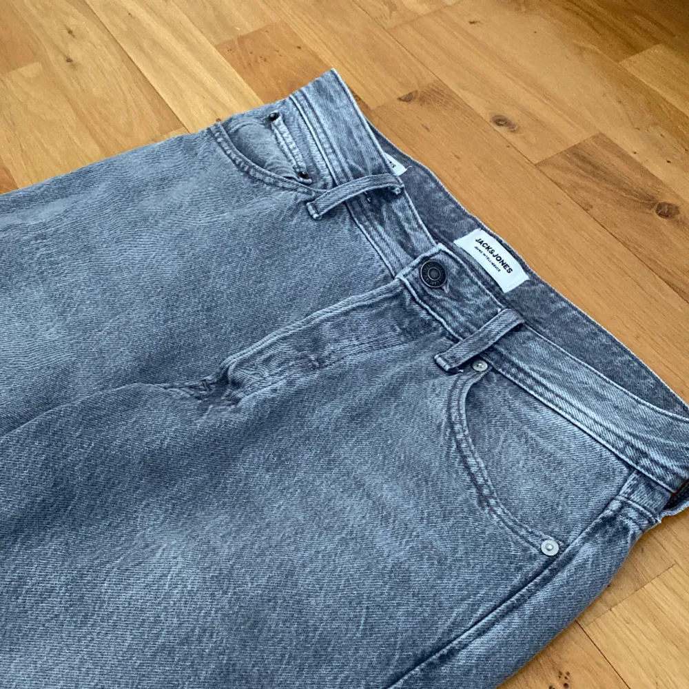 Ett par riktigt snygga jeans från Jack and Jones. Snygg grå färg som passar till det mesta!  Passar mellan 174-183 ungefär skulle jag gissa! Pris kan diskuteras!. Jeans & Byxor.