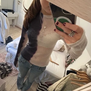 weekday tröja - säljer den här jättecoola och populära tröjan från weekday! säljer pga att den inte passa, aldrig använd! köpte för 450 och är slutsåld! pris kan diskuteras❤️