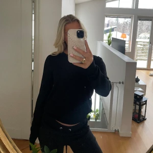 Tröja  - En tunn stickad svart tröja 