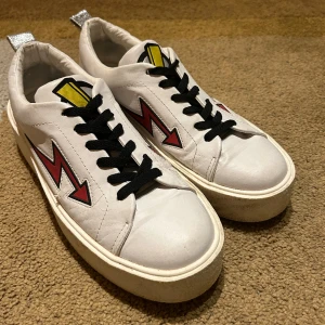 Vita zara sneakers  - Dom är okej har använt dom några gånge ramen är för små för mig och inte min stil 