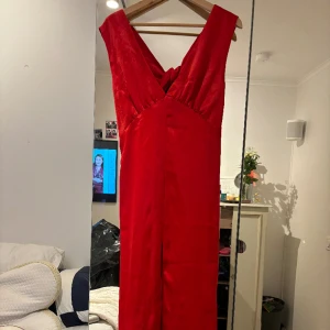 röd klänning  - Supersnygg långklänning, använd endast 1 gång! 