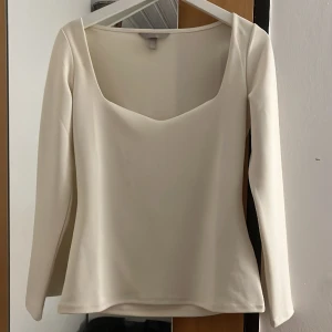 Vit Topp - En jätteFin vit topp från H&M, strl M, har aldrig använt toppen.