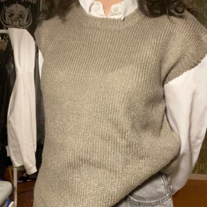 stickad väst - jättefin, nästan oanvänd stickad väst från Ze-Ze nordic! XS men passar nog upp till M beoende på hur man vill ha den sized:D<3 bara att skriva för fler bilder