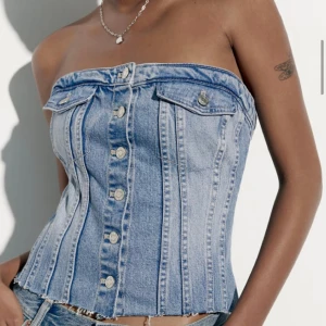 Zara jeans topp - Säljer nu min jeans topp från zara! Skriv privat om du vill ha fler bilder💓 Jätte snygg men den kommer tyvärr inte till andvänding