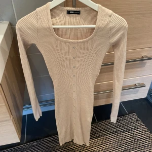  stickad klänning - En beige stickad klänning väldigt stretchigt material och väldigt bekväm att ha på sig!🫶🏼 köparen står för frakt🙏🏼 jag står ej för postens slarv!💕