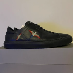 Axel Arigato  - Tja, säljer nu dessa Axel Arigato skor med fåglar då dom ej används längre:( vid frågor eller funderingar är det bara att hojta till  Mvh Erik