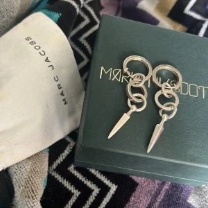 maria nilsdotter örhängen - kollar om någon är intresserad av dessa snygga örhängen från maria nilsdotter, är öppen för byten🌸