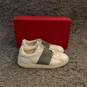 Valentino open skor - Valentino Open i färgen grå | Storlek EU 39,5 men passar 40 | Box medföljer såklart | Hör av dig vid ytterligare frågor🤗