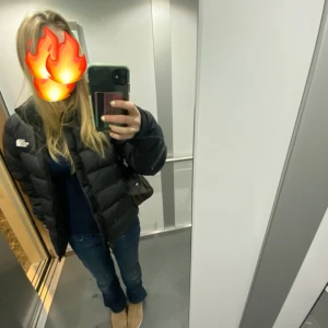 the north face jacka - säljer min skitsnygga north face jacka då den inte riktigt är min stil längre, väl använd  därför det låga priset💗💗 nypris: 3900