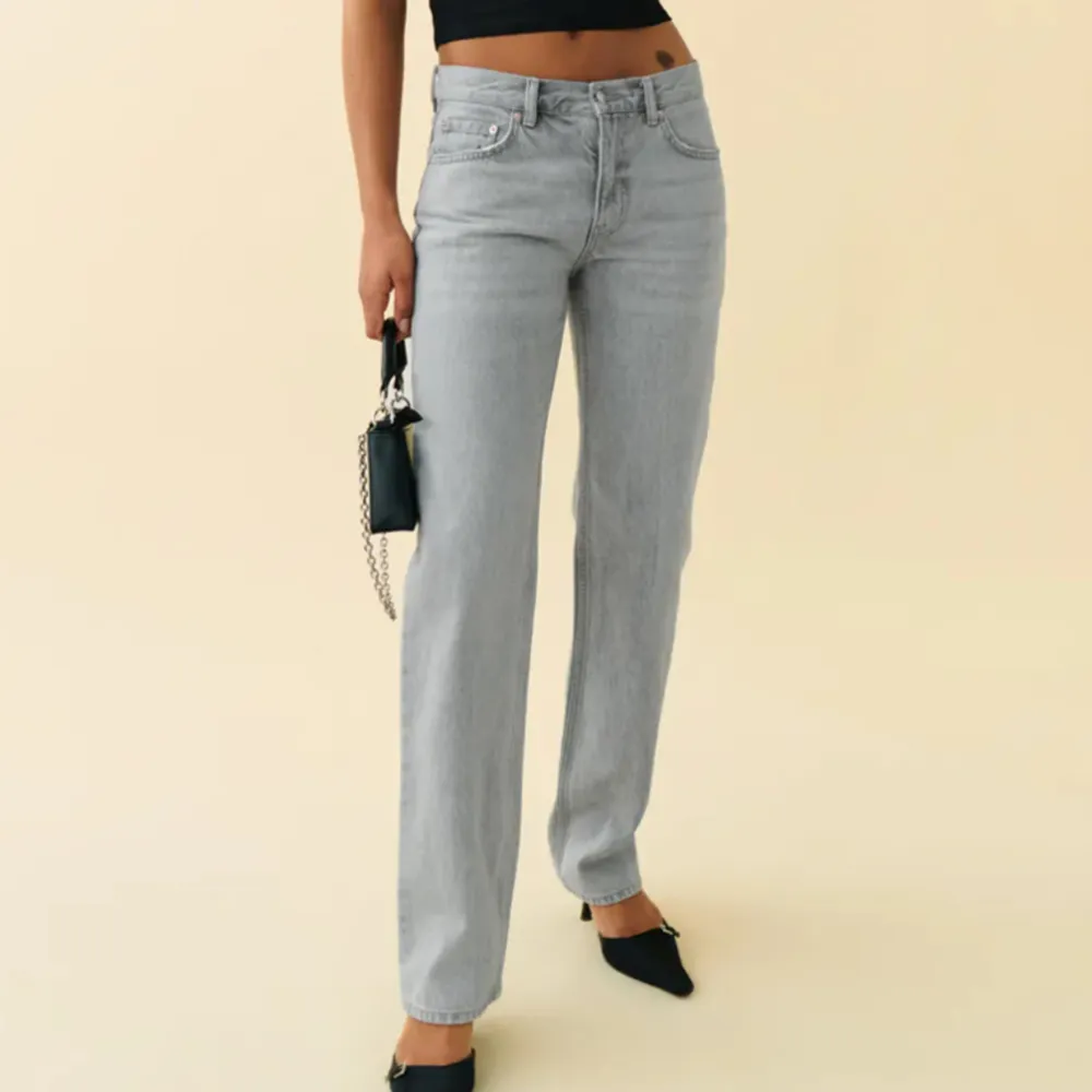 Ett par jättesnygga, nästan slutsålda, Lågmidjade jeans från Gina tricot✨✨✨ helt oanvända så de är i helt nytt skick!!. Jeans & Byxor.