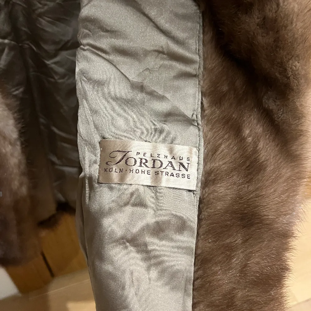 Mink fur jacket/ coat from Jordan Pelzhaus - Real fur. The jacket is beautiful and in perfect condition: no holes, no scratches, no loss of fur, no damages at all. This is a beautiful vintage fur jacket that is warm and cozy.. Jackor.