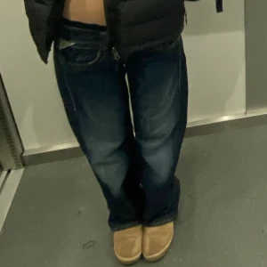 replay jeans - säljer mina lågmidjade replay jeans då jag inte använt dom mer än ett par gånger. slitna längst ner men annars inga defekter. skriv privat om mått eller fler bilder💗
