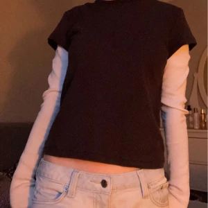 Långärmad brandy melville tröja - Så cool brandy melville tröja! Som en T-shirt med ärmar under💗 Nyskick!!