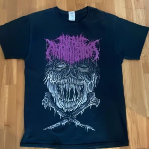 Bandtröja  - En cool metalband tröja, använd i bra skick! 