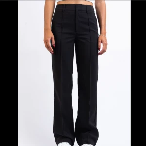 Svarta högmidjade Kostymbyxor  - Svarta veckade kostymbyxor från Madlady. Knappt använda så nästan i nyskick💞Nypris 599kr💞 Är storlek M, men skulle nog passa S också, passar mig som är 172💕 Du betalar frakt själv ☺️