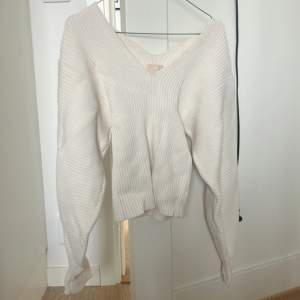 Säljer denna fina ”stickade” långärmade tröjan eftersom den inte kommit till tillräckligt med andvändnibg, andvänd en gång. Från H&M i storlek XS.