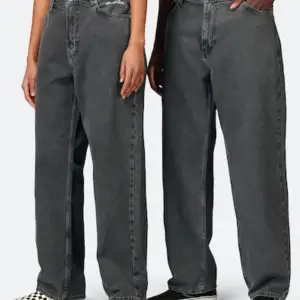 Jeans från SWEET SKTBS köpta på junkyard för 699 kr, sprättade  längst ner på jeansen för att göra dem längre 💙