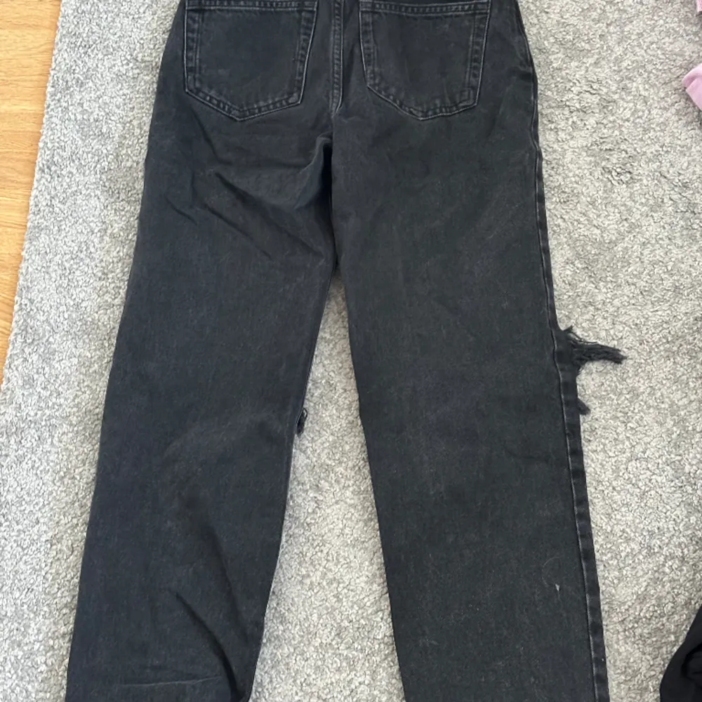 Svarta jeans med hål på knäna💞 . Jeans & Byxor.