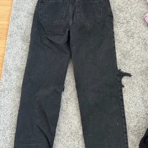 Jeans - Svarta jeans med hål på knäna💞 