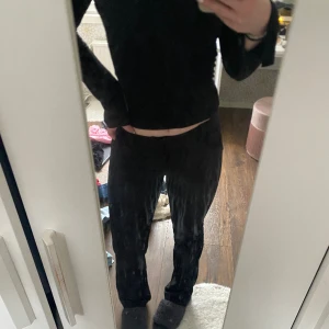 Svarta kostymbyxor  - Snygga svarta kostymbyxor från Bikbok. Mid-rise och bootcut. Använda men fortfarande i fint skick, inga skavanker. Skriv vid vidare funderingar eller för fler bilder💕