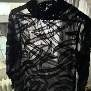 Svart blus  - Jätte fin blus perfekt till fest eller till sommaren! 