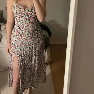 En fin blommig klänning från Zara! 🌺🌸🌹 Knappt använd och har inga defekter! 