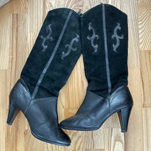 Boots - Snygga och skit coola boots! Läder ner till och styv mocka upptill! Köpta från vinted och inte testade ville bara inte ha så hög klack❤️🫶🏼🫂