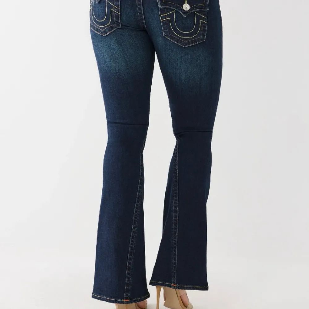 Super snygga True Religion jeans som tyvärr inte kommer till användning. Bara använda några gånger så nästan nytt skick orginalpris 2114kr Midjemått 67cm. Jeans & Byxor.