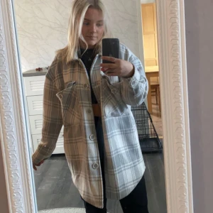 Jacka/kappa  - Säljer denna kappa från pull and bear, knappt använd 