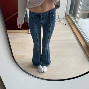 Såååå snygga jeans! Midjemåttet är 33 cm och innerbensmåttet är 79cm. Jag är 177cm lång för referens💕