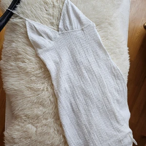 Sommarklänning - Jättefin sommarklänning från H&M med prislapp kvar. Säljer då den var tyvärr för liten för mig. 