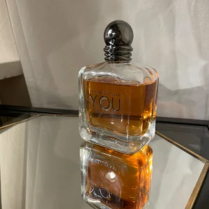 Swy Parfym  - Jag säljer nu denna riktigt populära och magnifikna doften från Armani som är perfekt nu för vinter och en riktig tjej magnet. Parfymen luktar sött, vanilj, mjukt och mycket mer gott! Det är Swy Original och ca 80 ml kvar och box följer med!