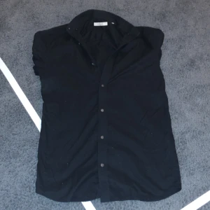 Skick 5/10, köptes runt jul 2023 säljer på grund av att den är för liten  - Okej skick 5/10