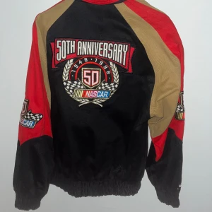 Nascar 50th-anniversary’s jacket - Grymt snygg jacka från Nascars 50-årsjubileum. Jackan är unik och väldigt svår att få tag på.  Använd några gånger men otroligt bra skick med tanke på att jackan är från 1998.  Priset kan diskuteras vid snabb affär