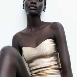 Guldig topp - Säljer denna slutsålda topp från Zara. I stl M men skulle säga att den passar S också. Jätte snygg verkligen men va tyvärr för liten för mig❤️