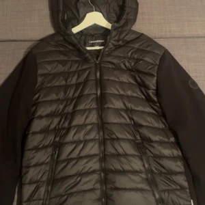 Lindbergh Cardigan - Svart Lindbergh Cardigan i toppskick, Har använt den ca 5 gånger. Nypris 1500 kr. Storlek L men passar även folk med M