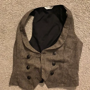 Väst - Superfin väst! Retro vintage men i väldigt bra skick. Man får jättesnygg klyfta i den!