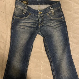 LEE BOOTCUT JEANS  - Högt eftertraktade jeans, sitter som en smäck och är långa i benen! Som nya!  Hör av dig om du undrar något mer!💕