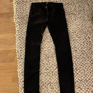 Lee jeans  - Säljer nu mina svarta lee jeans Luke i storlek 28 32 som knappt används 