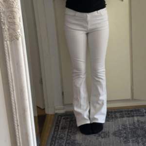 Säljer dessa vita bootcut jeans från GinaTricot. Hålfria, och passar perfekt på en!🤍Storlek M men passar på XS och S. Skriv för fler bilder!